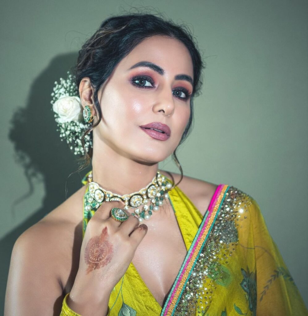 Hina Khan : ఎంత చూసినా తనివితీరని అందం ఈ భామ సొంతం 3 hina-khan-sizzles-in-a-yellow-chiffon-saree-slays-festive-evening-fashion