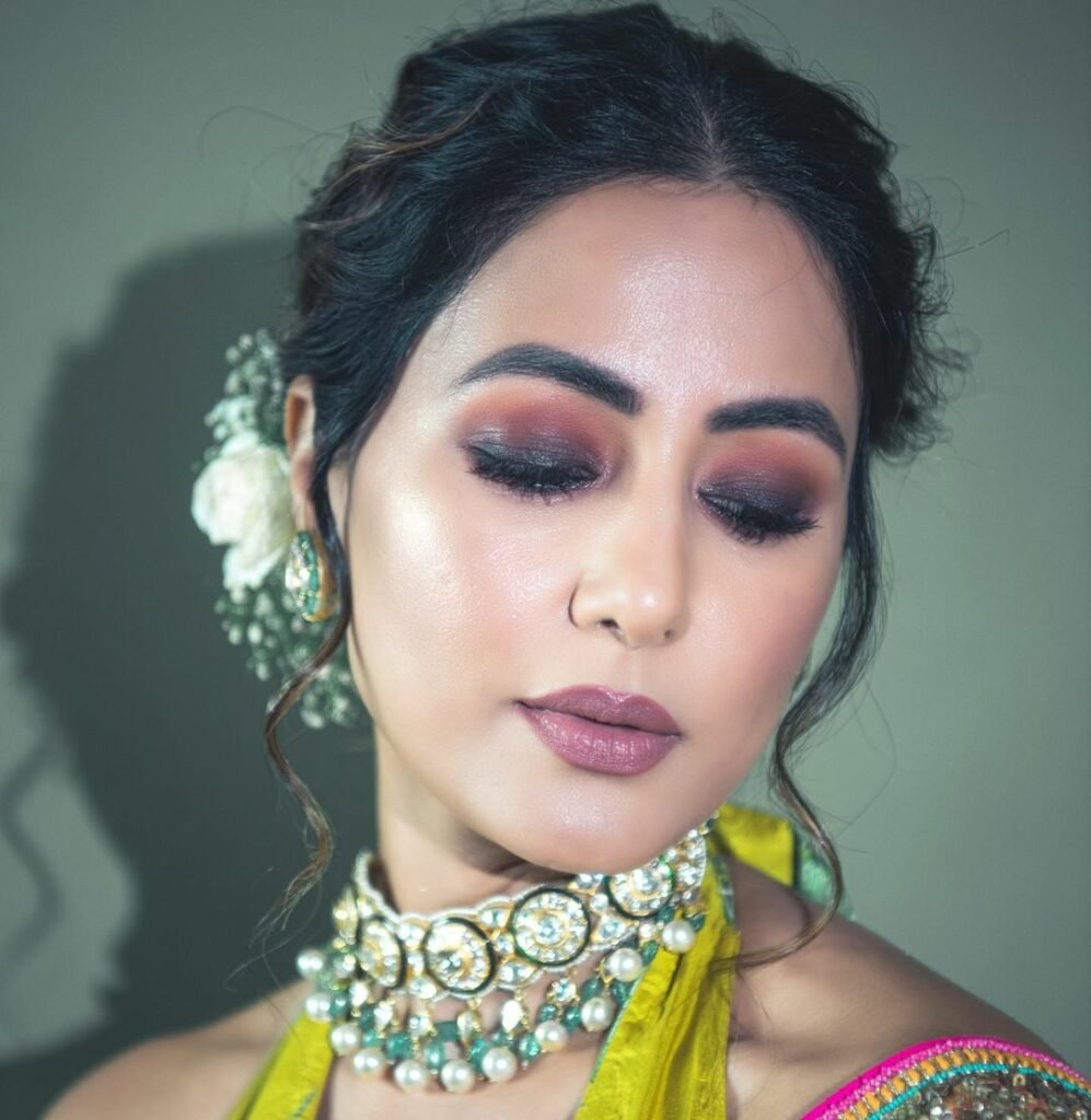 Hina Khan : ఎంత చూసినా తనివితీరని అందం ఈ భామ సొంతం 8 hina-khan-sizzles-in-a-yellow-chiffon-saree-slays-festive-evening-fashion