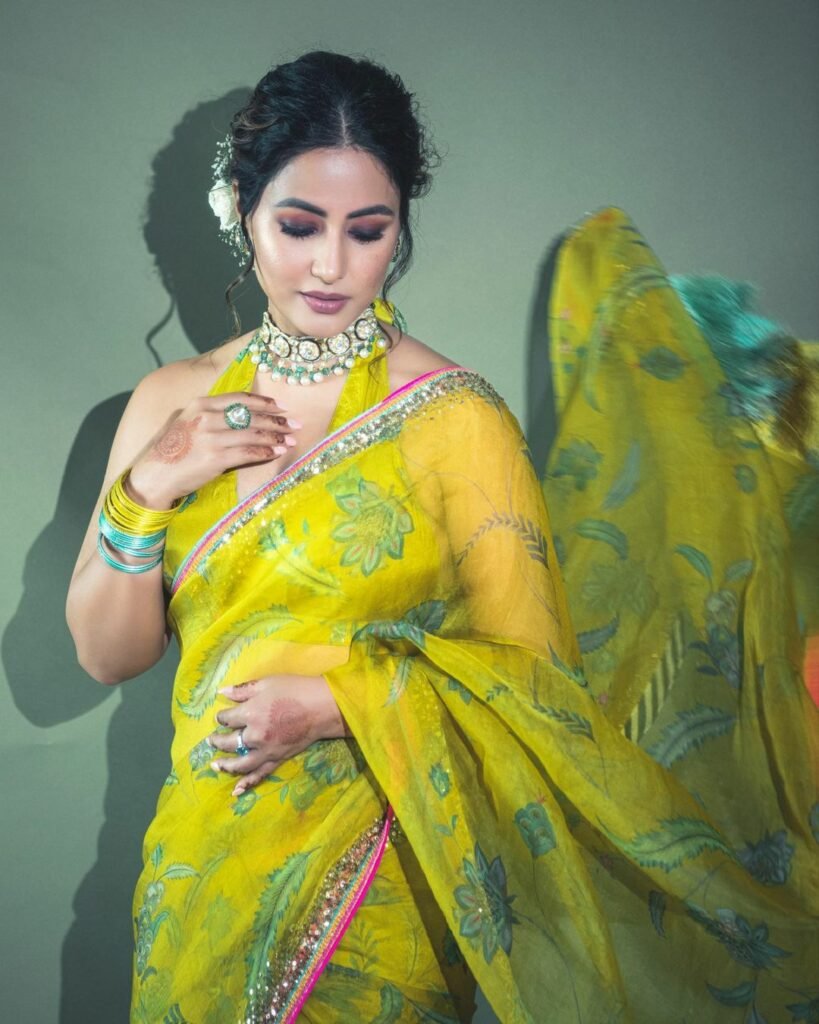 Hina Khan : ఎంత చూసినా తనివితీరని అందం ఈ భామ సొంతం 5 hina-khan-sizzles-in-a-yellow-chiffon-saree-slays-festive-evening-fashion