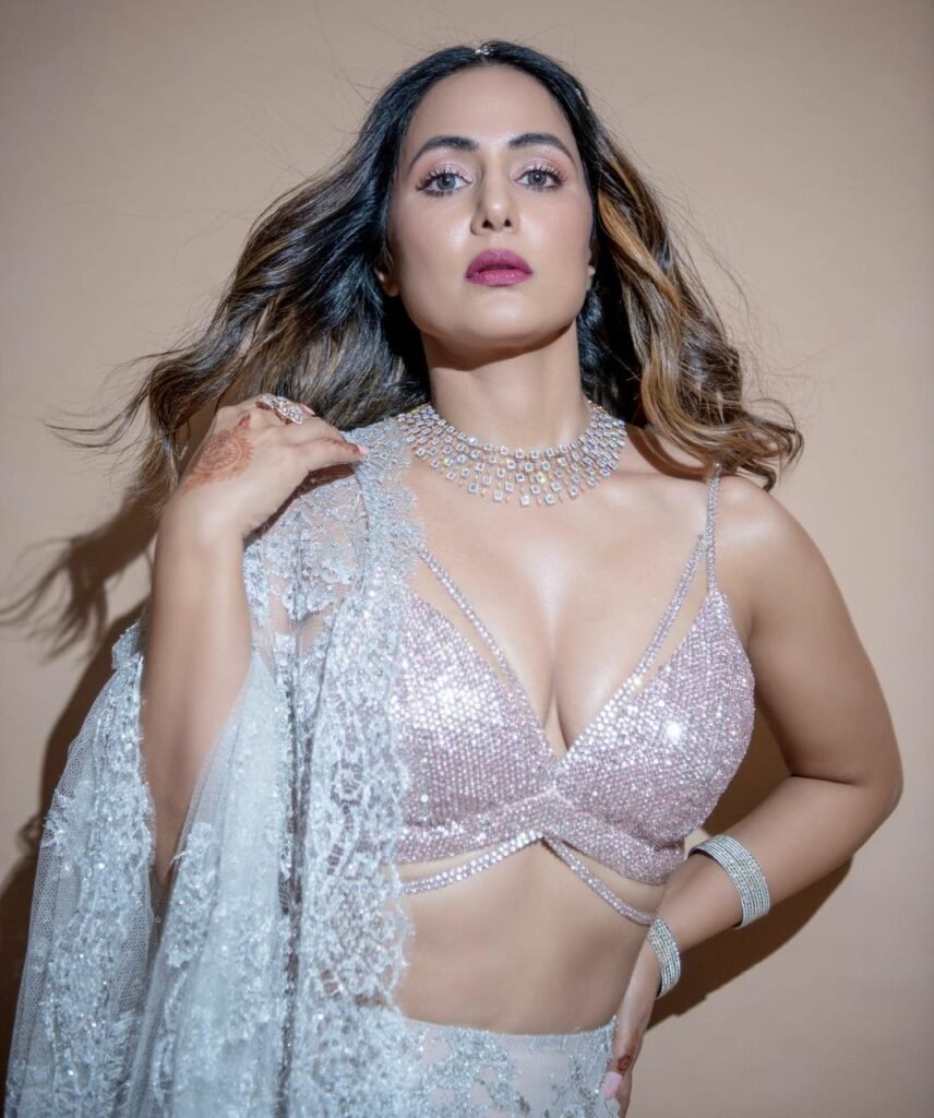 Hina Khan : క్లీవేజ్ షో తో క్లీన్ బౌల్డ్ చేస్తున్న బోల్డ్ భామ 3 hina-khan-mesmerising-looks-in-silver-lehanga