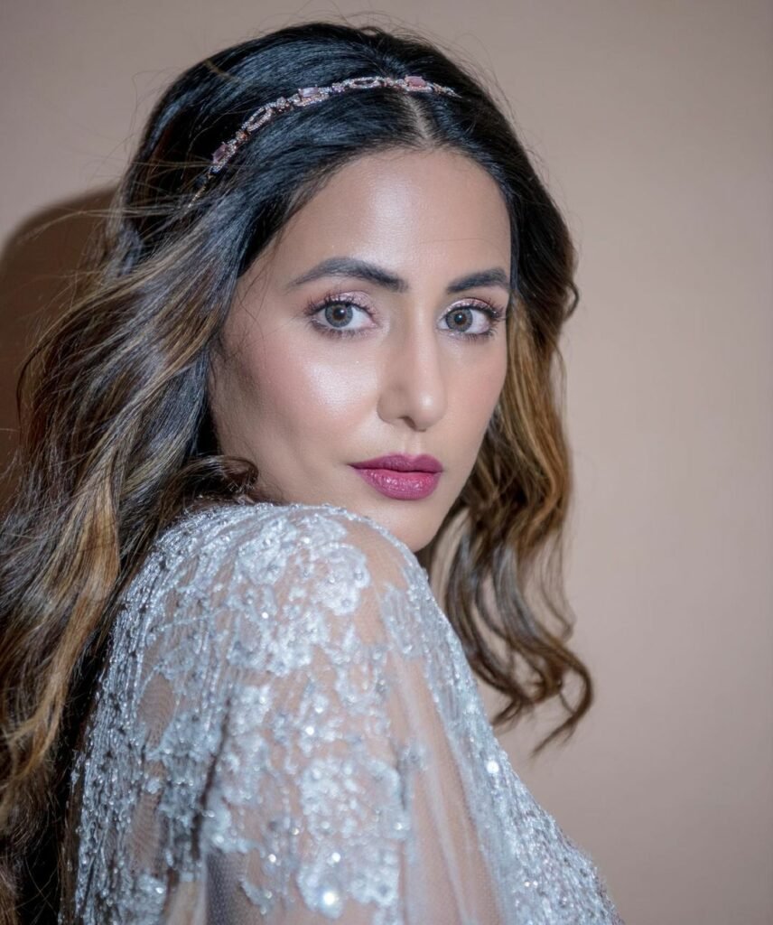 Hina Khan : క్లీవేజ్ షో తో క్లీన్ బౌల్డ్ చేస్తున్న బోల్డ్ భామ 2 hina-khan-mesmerising-looks-in-silver-lehanga