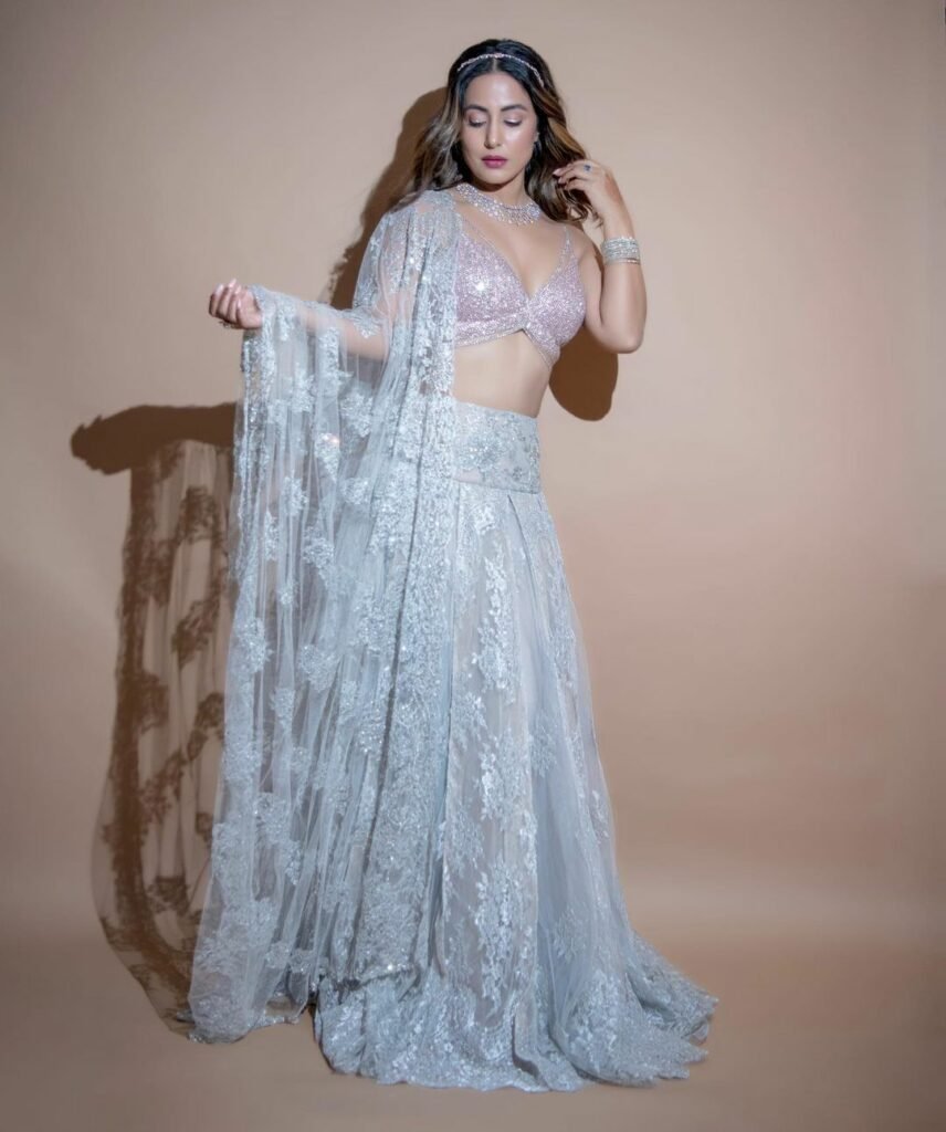 Hina Khan : క్లీవేజ్ షో తో క్లీన్ బౌల్డ్ చేస్తున్న బోల్డ్ భామ 4 hina-khan-mesmerising-looks-in-silver-lehanga