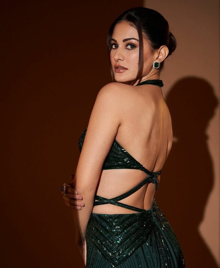 Amyra Dastur : ఆకుపచ్చని డ్రెస్ లో అందాలు అదరహో 4 amyra-dastur-amazing-looks-in-glittery-dress