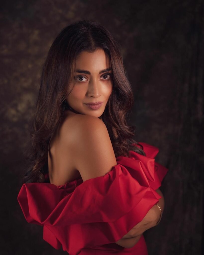 Shriya Sharan : రెడ్ డ్రెస్తో నెట్టింట్లో మంటలు రేపుతున్న బ్యూటీ 2 shriya-sharan-stuning-looks-in-stylish-outfits