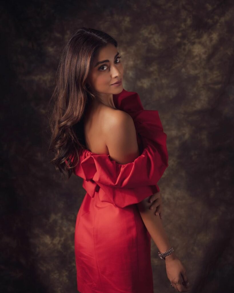 Shriya Sharan : రెడ్ డ్రెస్తో నెట్టింట్లో మంటలు రేపుతున్న బ్యూటీ 3 shriya-sharan-stuning-looks-in-stylish-outfits