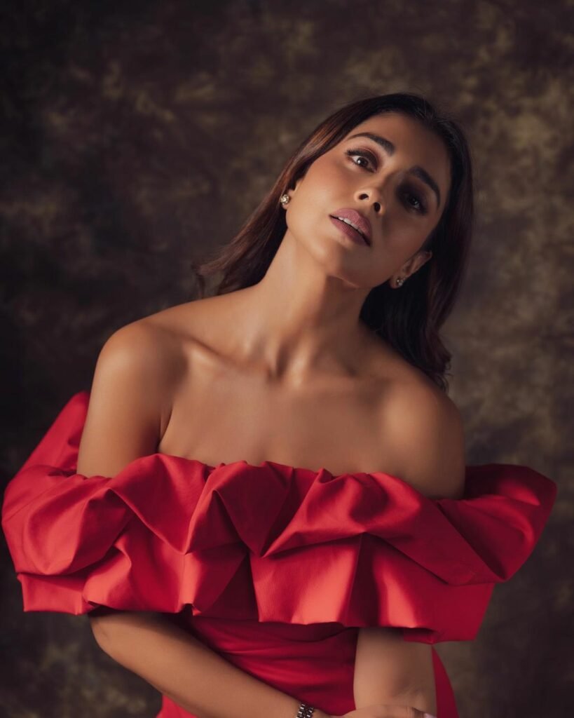 Shriya Sharan : రెడ్ డ్రెస్తో నెట్టింట్లో మంటలు రేపుతున్న బ్యూటీ 4 shriya-sharan-stuning-looks-in-stylish-outfits