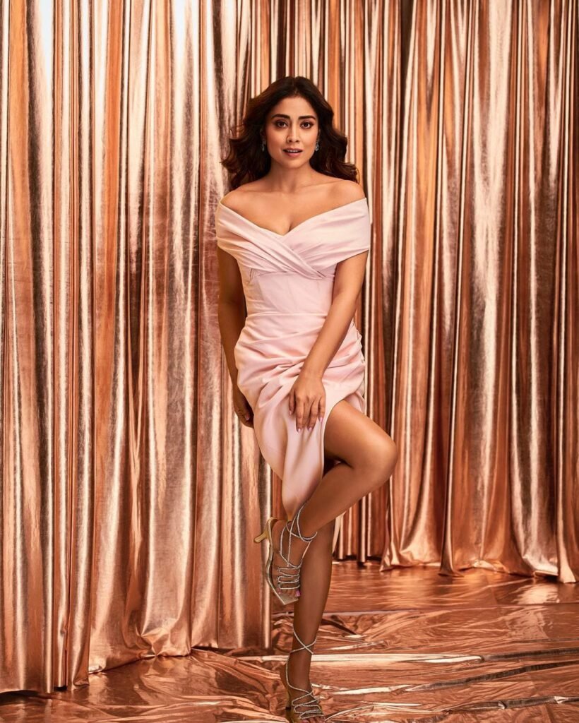Shriya Sharan : రెడ్ డ్రెస్తో నెట్టింట్లో మంటలు రేపుతున్న బ్యూటీ 8 shriya-sharan-stuning-looks-in-stylish-outfits