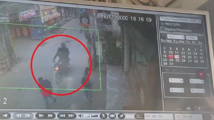 Delhi : ఢిల్లీలో దారుణం.. 17 ఏళ్ల బాలికపై యాసిడ్ దాడి 2 delhi-stalker-throws-acid-at-17-year-old-girl-in-west-delhi