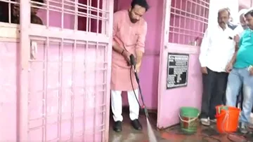 BJP : ఒకరు ట్రాక్టర్ తొక్కారు .. మరొకరు టాయిలెట్లు కడిగారు 3 bjp-bandi-sanjay-drives-ractor-while-kishan-reddy-cleans-toilets