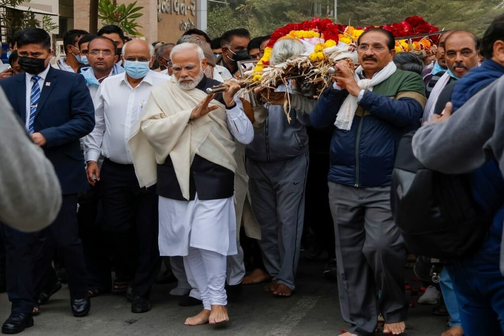 PM Modi : ఆమె జీవితం తపస్సులాంటిది.. అమ్మపై ప్రధాని మోదీ భావోద్వేగమైన ట్వీట్ 4 pm-modi-mother-heeraben-modi-passes-away-at-ahmedabad