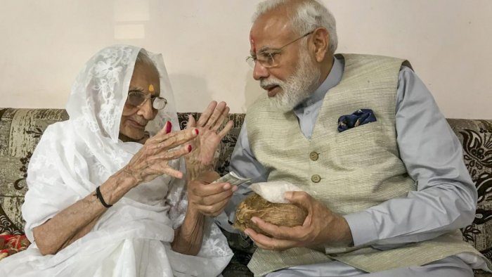 PM Modi : ఆమె జీవితం తపస్సులాంటిది.. అమ్మపై ప్రధాని మోదీ భావోద్వేగమైన ట్వీట్ 3 pm-modi-mother-heeraben-modi-passes-away-at-ahmedabad
