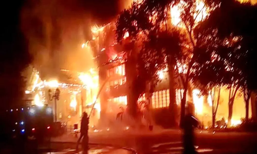Fire Accident : సికింద్రాబాద్లోని ఐదంతస్తుల భవనంలో మంటలు..కొనసాగుతున్న సహాయక చర్యలు 2 fire-accident-five-store-building-on-fire-rescue-operation-going-on