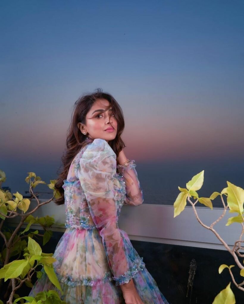 shriya saran : ఉల్లిపొర గౌన్ లో ఊరిస్తున్న ఆర్ఆర్ఆర్ బ్యూటీ 4 shriya-saran-glamours-looks-in-amazing-white-gown