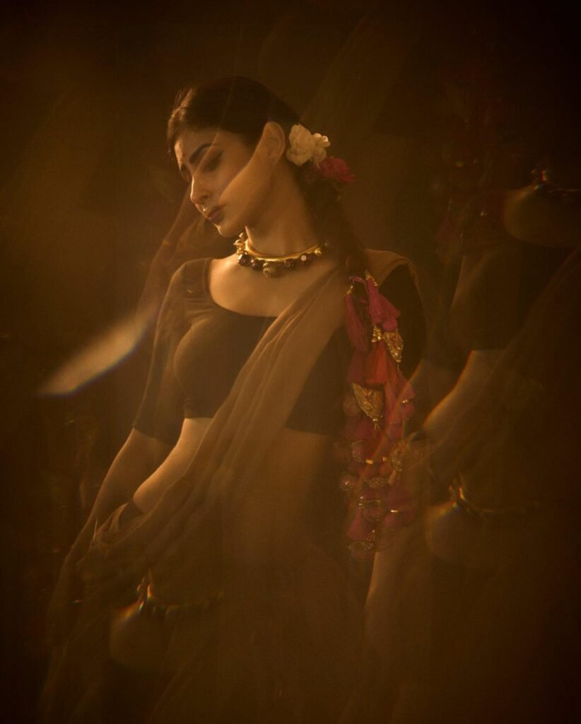 Mouni Roy : చీరకట్టుతో మంత్రముగ్ధులను చేస్తున్న బ్రహ్మాస్త్ర బ్యూటీ 3 mouni-roy-decks-up-in-saree-for-new-photoshoot
