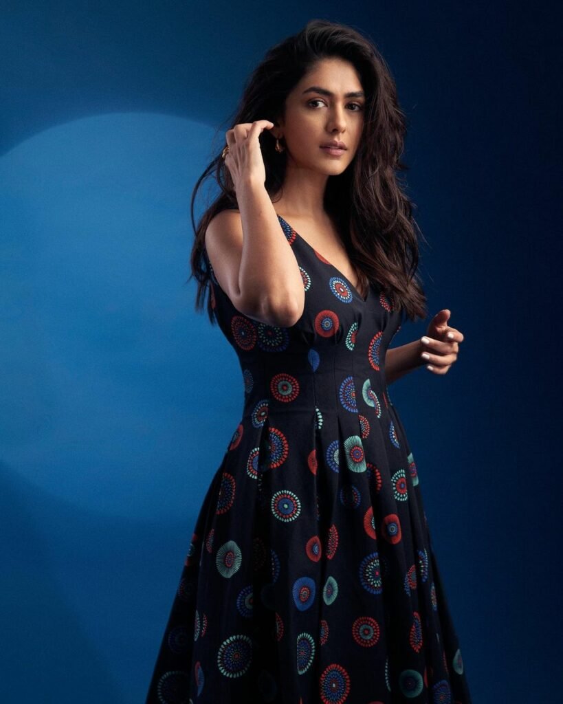 Mrunal Thakur : బ్లాక్ డ్రెస్ లో మ్యాజిక్ చేస్తున్న బాలీవుడ్ బ్యూటీ 2 mrunal-thakur-look-in-elegant-black-dress-will-steal-your-heart