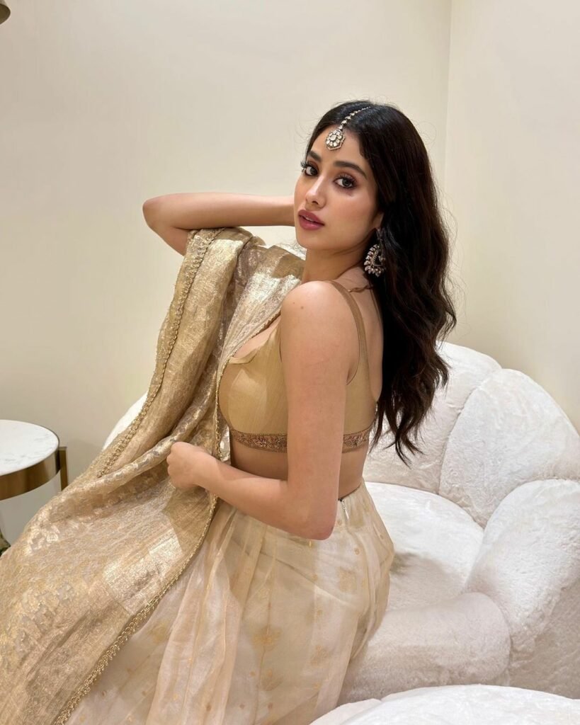 Janhvi Kapoor : లేత రంగు లెహంగాలో లే లేత అందాల విందు 5 janhvi-kapoor-glamours-looks-in-amazing-lehenga