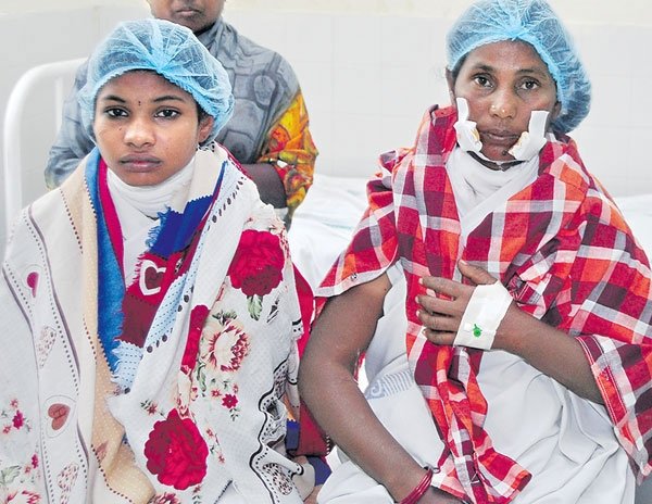 West Godavari : రెచ్చిపోయిన ప్రేమోన్మాది..ప్రేయసితో పాటు తల్లి, చెల్లిపై కత్తితో దాడి 4 west-godavari-boy-attacked-with-knife-on-girl-and-girl-family
