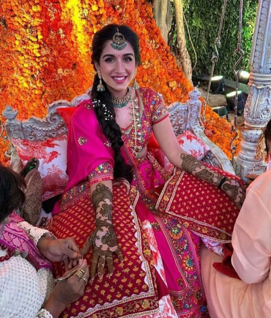 Radhika Merchant : అంబానీ చిన్న కోడలి ముందు హీరోయిన్లు కూడా పనికిరారు 3 radhika-merchant-anant-ambanis-bride-decks-up-in-pretty-lehenga