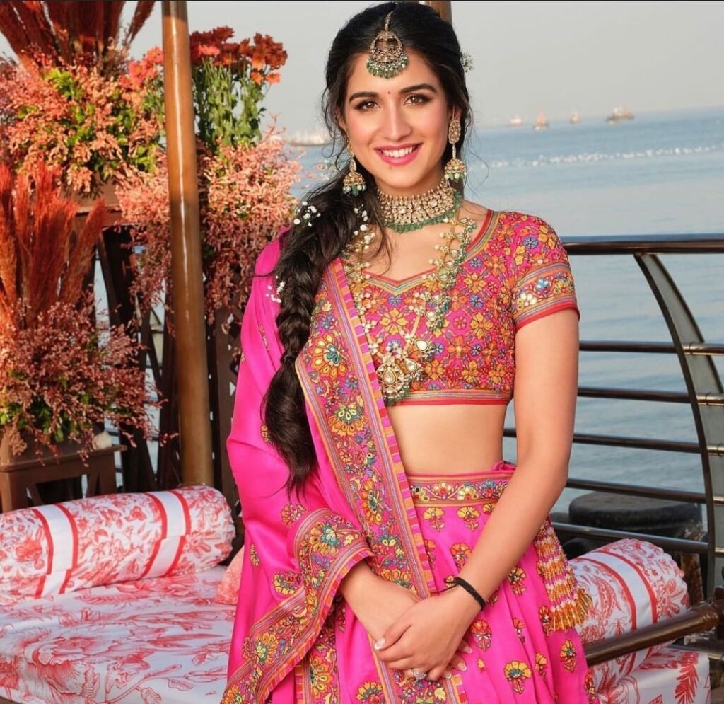 Radhika Merchant : అంబానీ చిన్న కోడలి ముందు హీరోయిన్లు కూడా పనికిరారు 5 radhika-merchant-anant-ambanis-bride-decks-up-in-pretty-lehenga