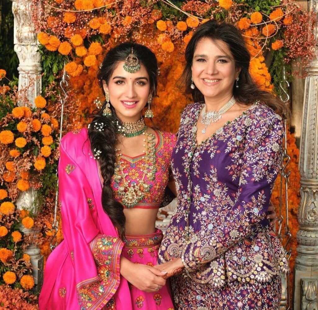 Radhika Merchant : అంబానీ చిన్న కోడలి ముందు హీరోయిన్లు కూడా పనికిరారు 2 radhika-merchant-anant-ambanis-bride-decks-up-in-pretty-lehenga