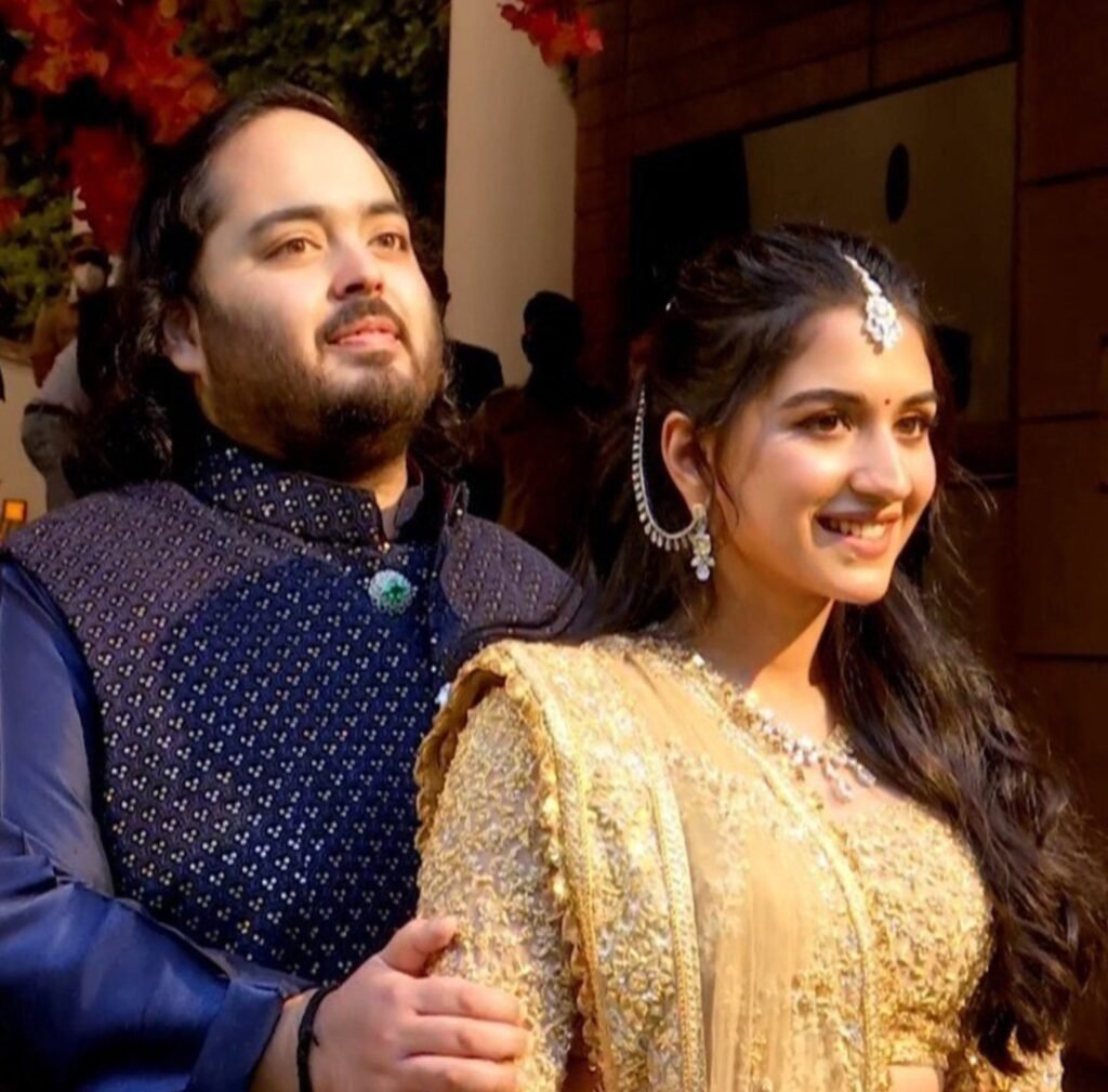 Engagement : ఆంటిలియాలో ఘనంగా అనంత్ అంబానీ, రాధిక మర్చంట్ల నిశ్చితార్థం 2 engagement-anant-ambani-radhika-merchant-get-engaged-in-traditional-ceremony-at-antilia