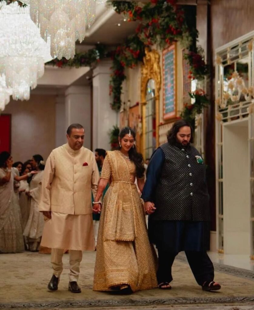 Engagement : ఆంటిలియాలో ఘనంగా అనంత్ అంబానీ, రాధిక మర్చంట్ల నిశ్చితార్థం 6 engagement-anant-ambani-radhika-merchant-get-engaged-in-traditional-ceremony-at-antilia