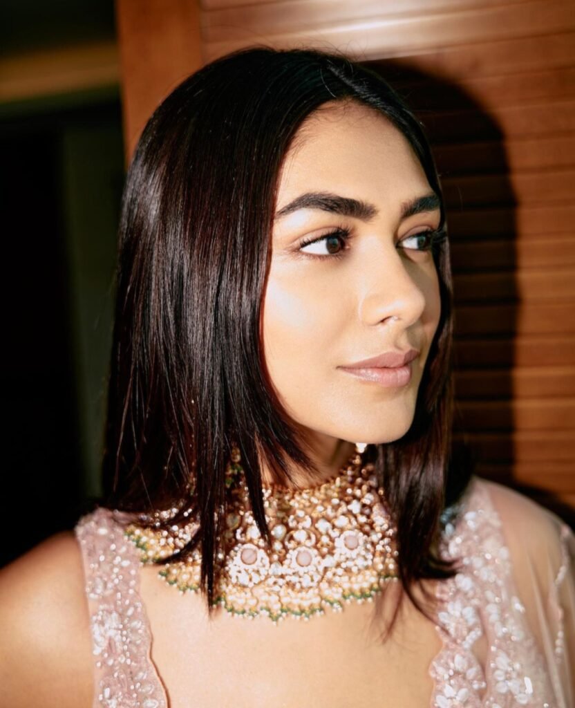 Mrunal Thakur : ఎద అందాలను చూపిస్తూ చంపేస్తోన్న ముంబై బొమ్మ 6 mrunal-thakur-glamours-looks-in-pastel-pink-out-fit