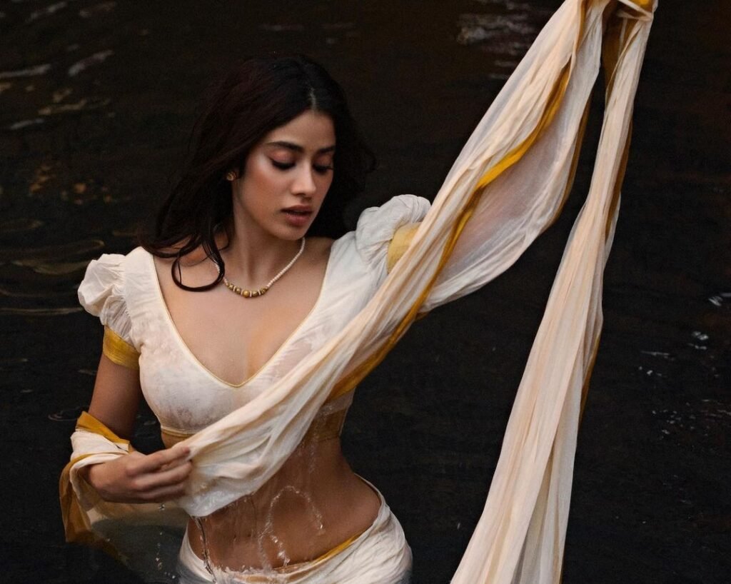 Janhvi Kapoor : తడిసిన బట్టలతో ఇంటర్నెట్ లో మంటలు రేపుతున్న వయ్యారి 2 janhvi-kapoor-apsara-look-in-white-and-gold-saree