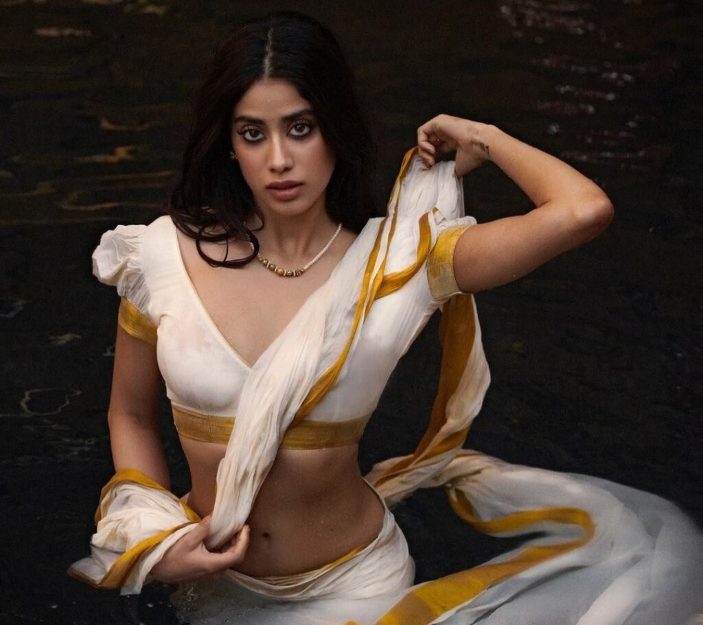 Janhvi Kapoor : తడిసిన బట్టలతో ఇంటర్నెట్ లో మంటలు రేపుతున్న వయ్యారి 4 janhvi-kapoor-apsara-look-in-white-and-gold-saree