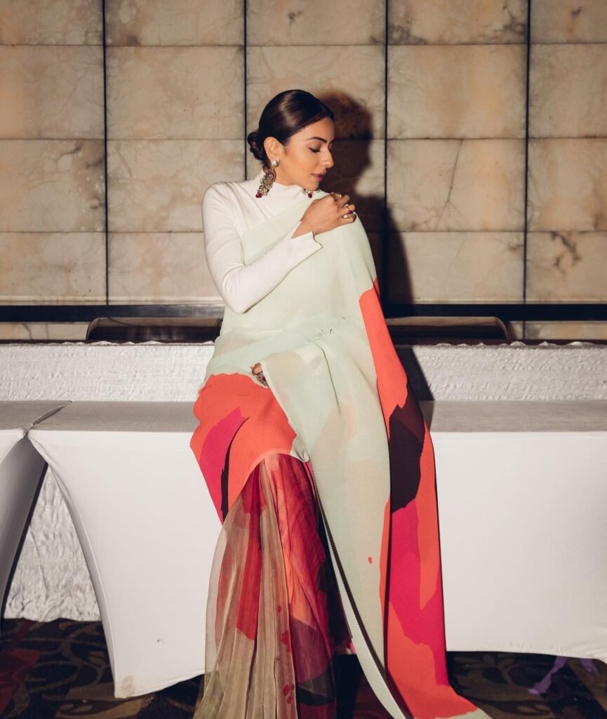 Rakul Preet Singh : నెట్టింట్లో సెగలు పుట్టిస్తున్న రకుల్ తెల్ల చీర పిక్స్ 4 rakul-preet-singh-latest-instagram-post-in-elegant-saree-full-sleeve-blouse