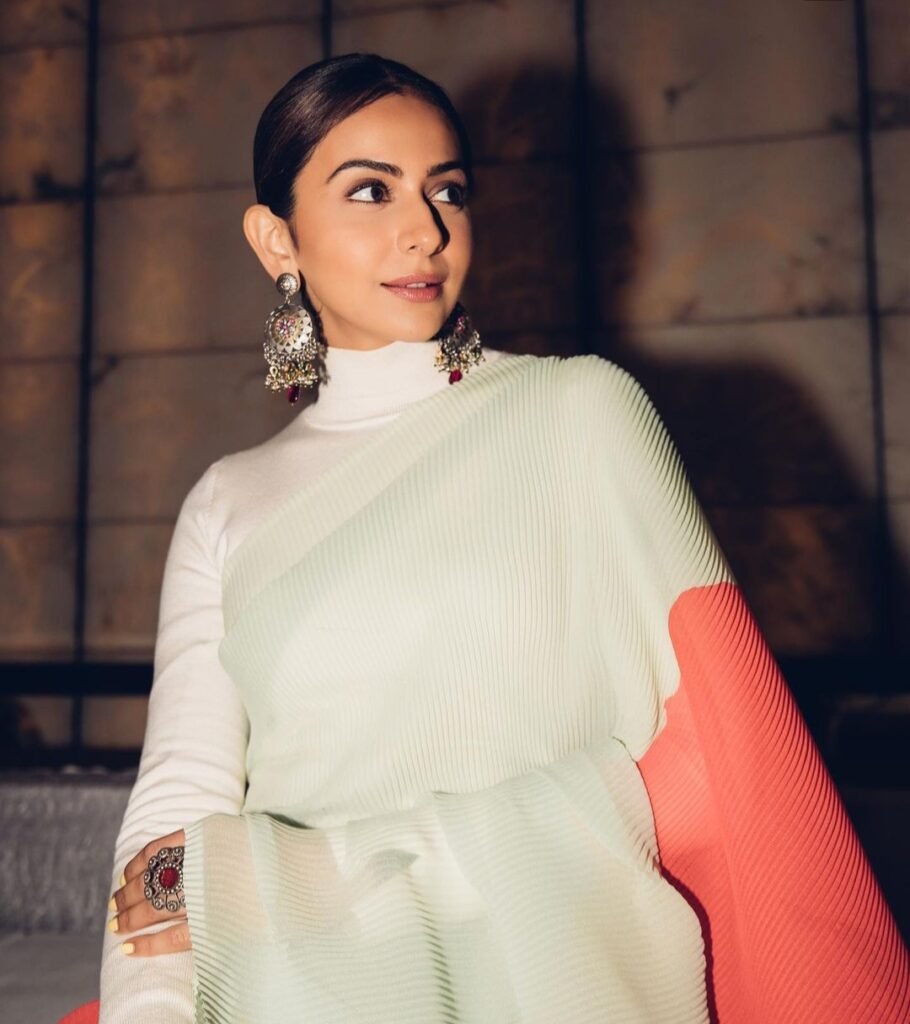 Rakul Preet Singh : నెట్టింట్లో సెగలు పుట్టిస్తున్న రకుల్ తెల్ల చీర పిక్స్ 5 rakul-preet-singh-latest-instagram-post-in-elegant-saree-full-sleeve-blouse