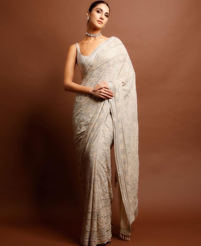 Vaani Kapoor : మెరుపుల డ్రెస్లో మైమరిపిస్తున్న అందాల తార 5 vaani-kapoor-glamours-figure-in-dazzling-body-grasping-plunging-neckline-dress