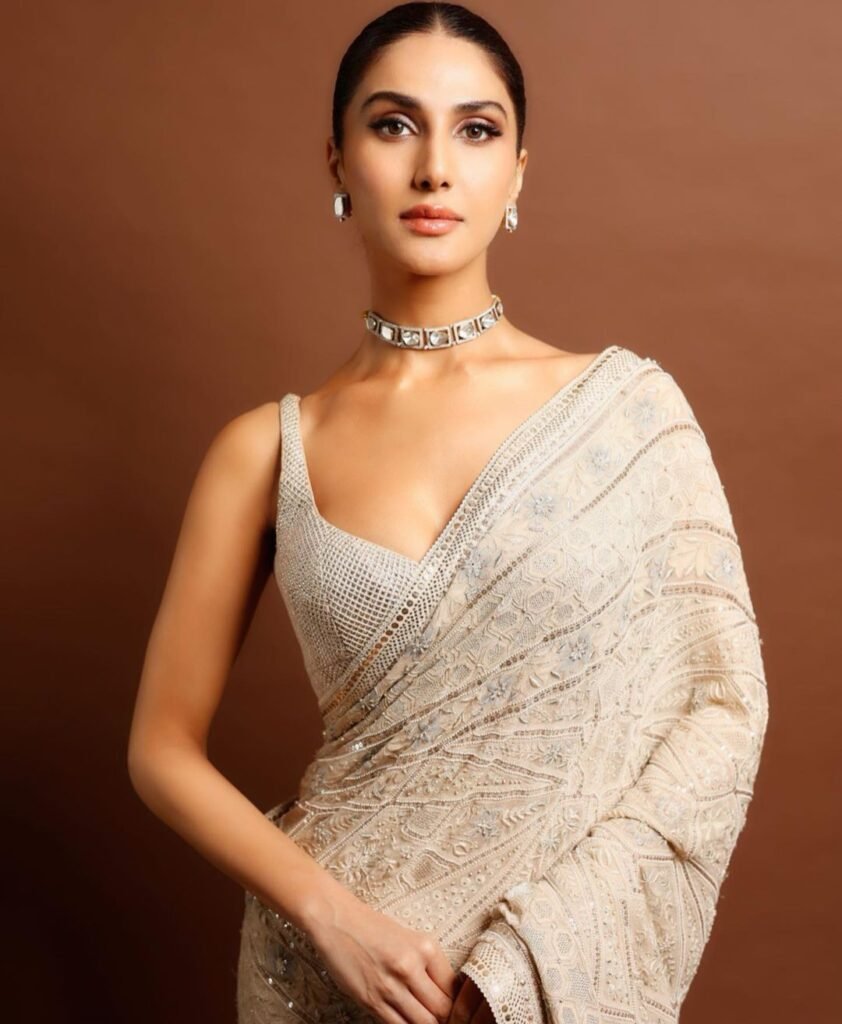Vaani Kapoor : మెరుపుల డ్రెస్లో మైమరిపిస్తున్న అందాల తార 6 vaani-kapoor-glamours-figure-in-dazzling-body-grasping-plunging-neckline-dress