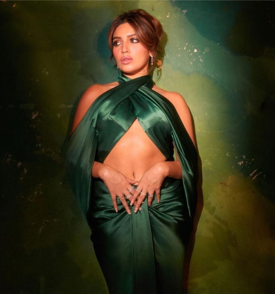Bhumi Pednekar : నాభి అందాలను చూపిస్తూ రెచ్చగొడుతోన్న బాలీవుట్ బ్యూటీ 5 bhumi-pednekar-glamours-look-in-black-dazzling-ensemble-for-awards-night