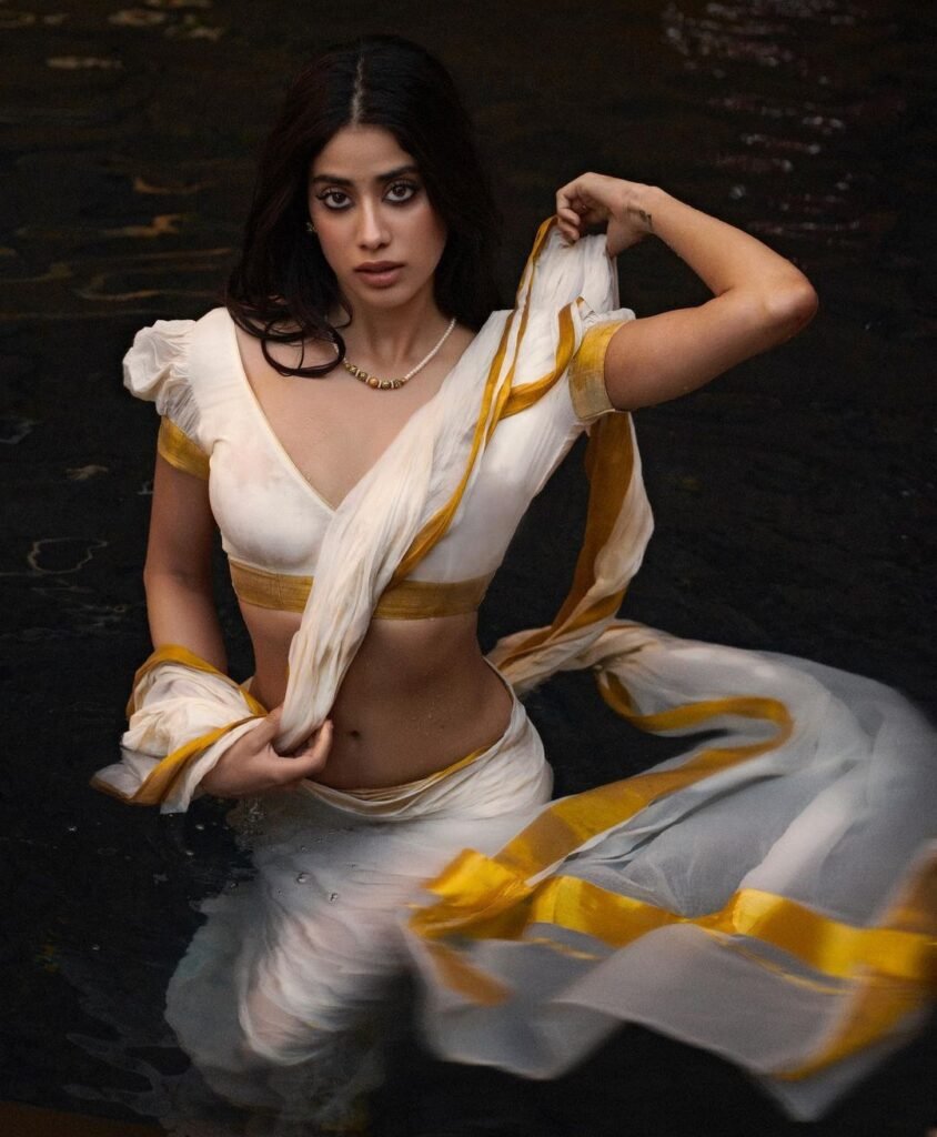 Janhvi Kapoor : తడిసిన బట్టలతో ఇంటర్నెట్ లో మంటలు రేపుతున్న వయ్యారి 5 janhvi-kapoor-apsara-look-in-white-and-gold-saree