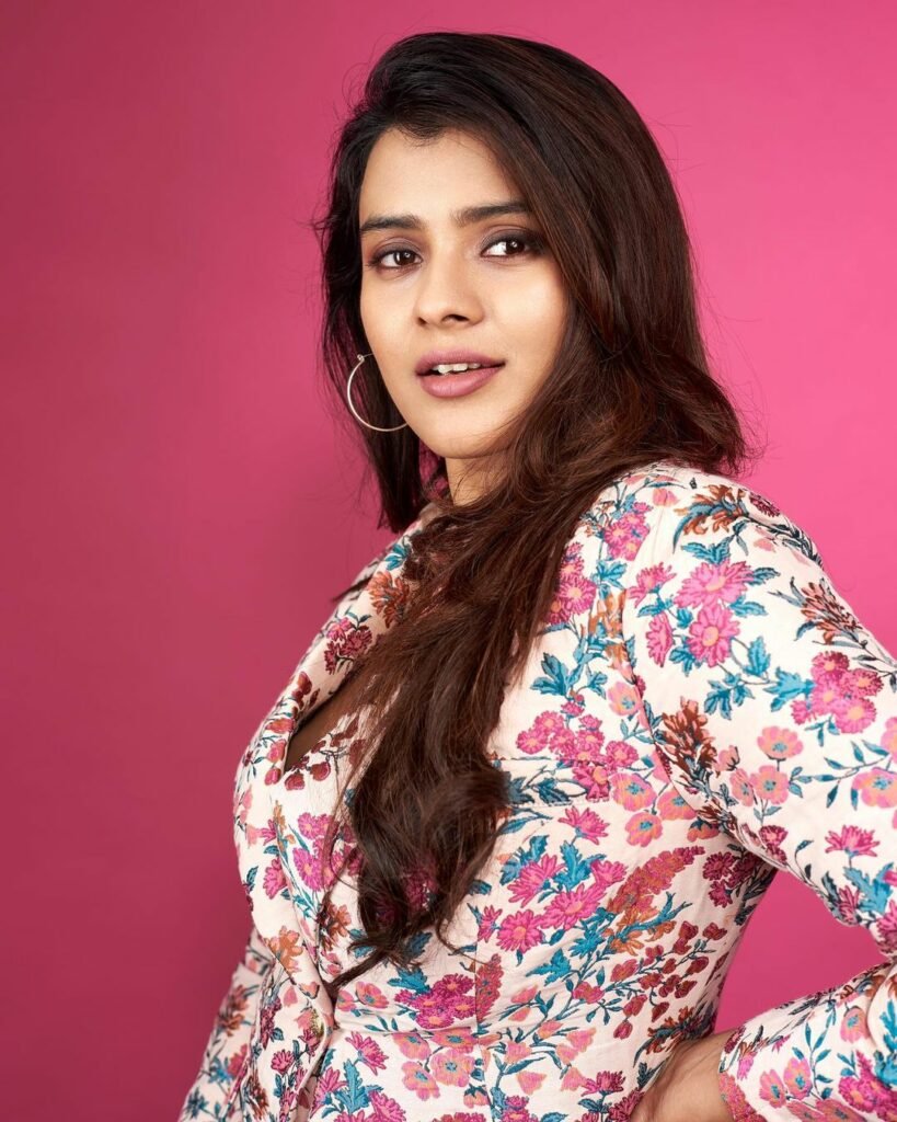 Hebba Patel : హెబ్బాను చూసి అబ్బబ్బా అంటున్న కుర్రాళ్ళు 3 hebba-patel-glamours-looks-in-amazing-floral-out-fit
