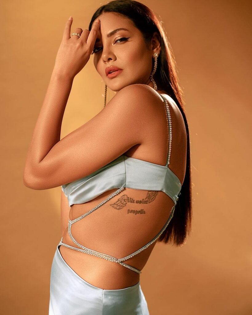 Esha Gupta : నాభి అందాలతో రెచ్చగొడుతున్న ఈషా 4 esha-gupta-esha-gupta-bombshell-look-in-silver-bralette-and-thigh-slit-skirt