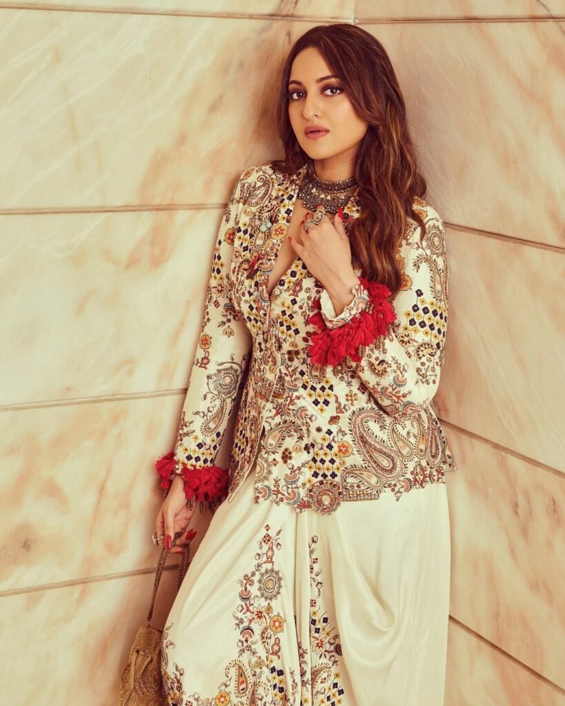 Sonakshi Sinha : కత్తిలాంటి లుక్స్తో కుర్రాళ్ళ మనసు దోచేస్తోన్న సోనాక్షి సిన్హా 4 sonakshi-sinha-makes-a-contemporary-fashion-statement-in-dhoti-skirt