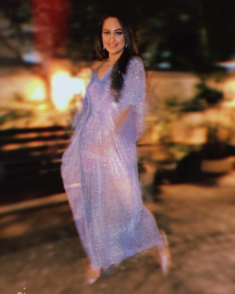 Sonakshi Sinha : ఇంటర్నెట్ లో వైరల్ అవుతున్న పిక్స్..కిక్కిస్తున్న సోనాక్షి లుక్స్ 5 sonakshi-sinha-stunning-looks-in-shimmery-out-fit