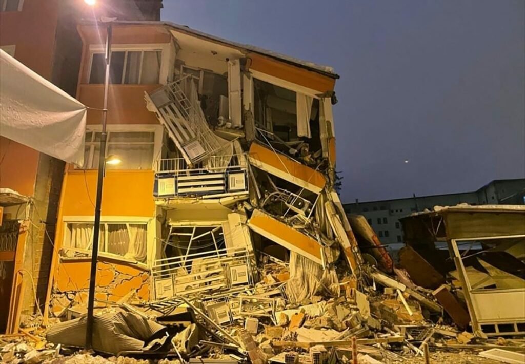 Earthquake : టర్కీ, సిరియాలో భారీ భూకంపం...100మందికి పైగా మృతి 2 earthquake-at-least-100-killed-in-turkey-syria-after-massive-quake