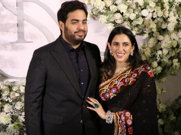 Bollywood : ముంబైలో కియారా అద్వానీ , సిద్ధార్థ్ మల్హోత్రాల గ్రాండ్ వెడ్డింగ్ రిసెప్షన్...సెలబ్రిటీలతో కలర్ ఫుల్ గా మారిన పార్టీ 4 bollywood-akash-ambani-and-stars-make-a-dazzling-appearance-at-sidharth-malhotra-and-kiara-advani-reception