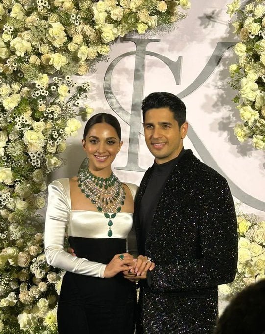 Bollywood : ముంబైలో కియారా అద్వానీ , సిద్ధార్థ్ మల్హోత్రాల గ్రాండ్ వెడ్డింగ్ రిసెప్షన్...సెలబ్రిటీలతో కలర్ ఫుల్ గా మారిన పార్టీ 3 bollywood-akash-ambani-and-stars-make-a-dazzling-appearance-at-sidharth-malhotra-and-kiara-advani-reception