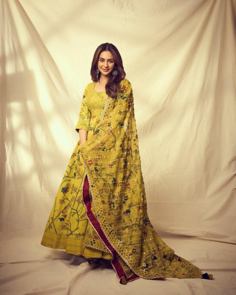 Rakul Preet Singh : అందానికే అసూయపుట్టే నయగారాలతో పిచ్చెక్కిస్తోన్న జిమ్ బ్యూటీ 7 rakul-preet-singh-stunning-looks-in-amazing-anarkali-set
