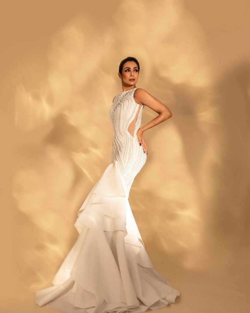 Malaika Arora : ఓల్డేజ్ లో టీనేజ్ అందాలు..మాయ చేస్తున్న మలైకా 6 malaika-arora-stunning-looks-in-amazing-frilled-white-dress