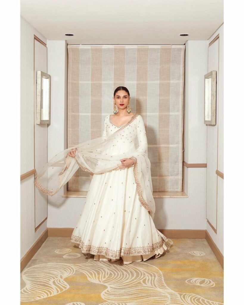 Aditi Rao Hydari : నిషా కళ్ళతో ఫిదా చేస్తున్న రాయల్ బ్యూటీ..ఆ చూపులకు ఎవరైనా పడిపోవాల్సిందే 7 aditi-rao-hydari-stunning-looks-in-amazing-anarkali-set