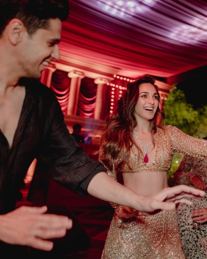 Kiara Advani- Sidharth : భార్యను చూస్తూ ఆలా ఉండిపోయాడు..నెట్టింట్లో వైరల్ అవుతున్న సంగీత్ పిక్స్ 2 kiara-advani-sidharth-internet-trending-sangeeth-pics