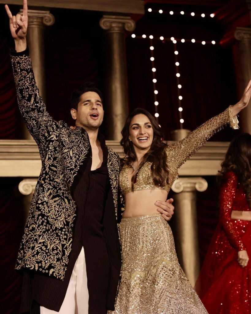Kiara Advani- Sidharth : భార్యను చూస్తూ ఆలా ఉండిపోయాడు..నెట్టింట్లో వైరల్ అవుతున్న సంగీత్ పిక్స్ 4 kiara-advani-sidharth-internet-trending-sangeeth-pics