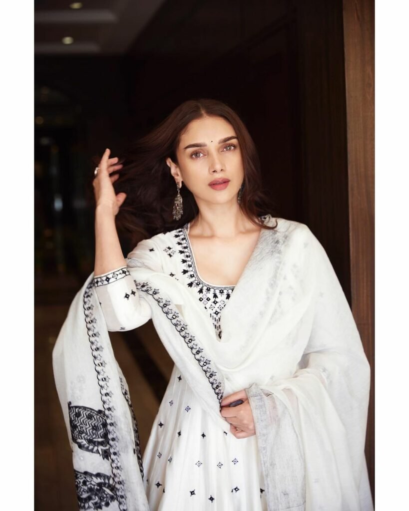 Aditi Rao Hydari : నిషా కళ్ళతో ఫిదా చేస్తున్న రాయల్ బ్యూటీ..ఆ చూపులకు ఎవరైనా పడిపోవాల్సిందే 5 aditi-rao-hydari-stunning-looks-in-amazing-anarkali-set
