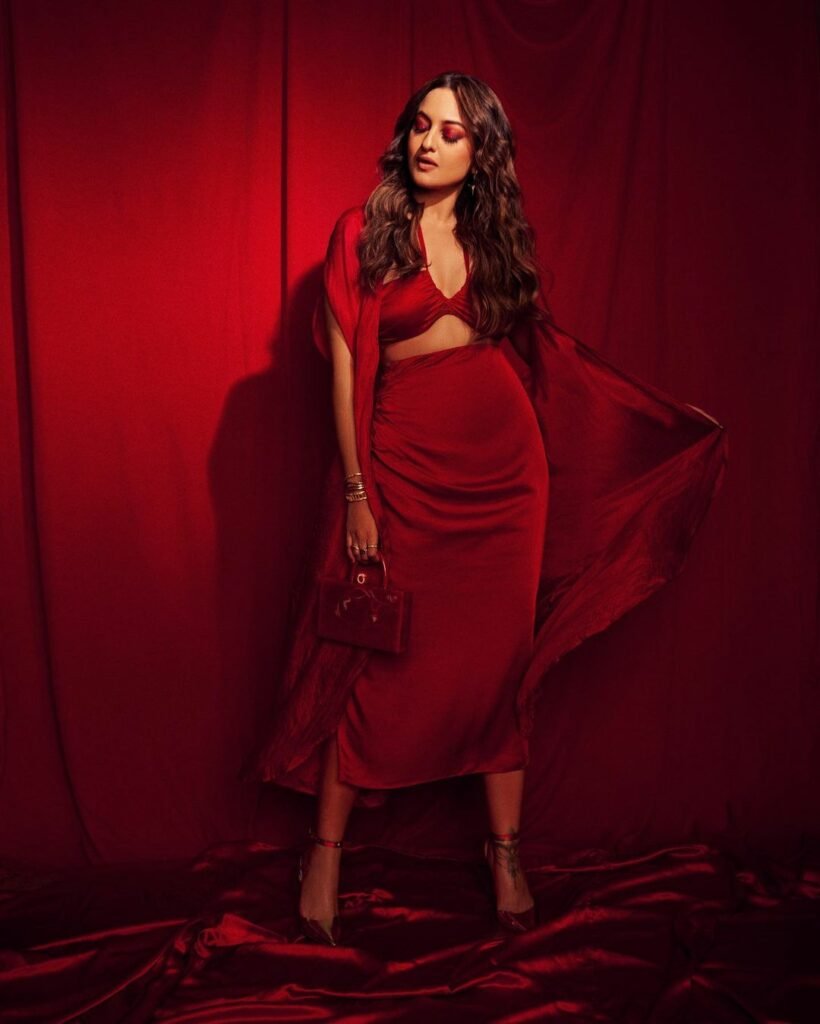 Sonakshi Sinha : ఆ భంగిమలతో నెట్టింట్లో హీట్ పెంచుతున్న హాట్ మిర్చీ 5 sonakshi-sinha-stunning-figure-in-red-colour-bodycon-dress