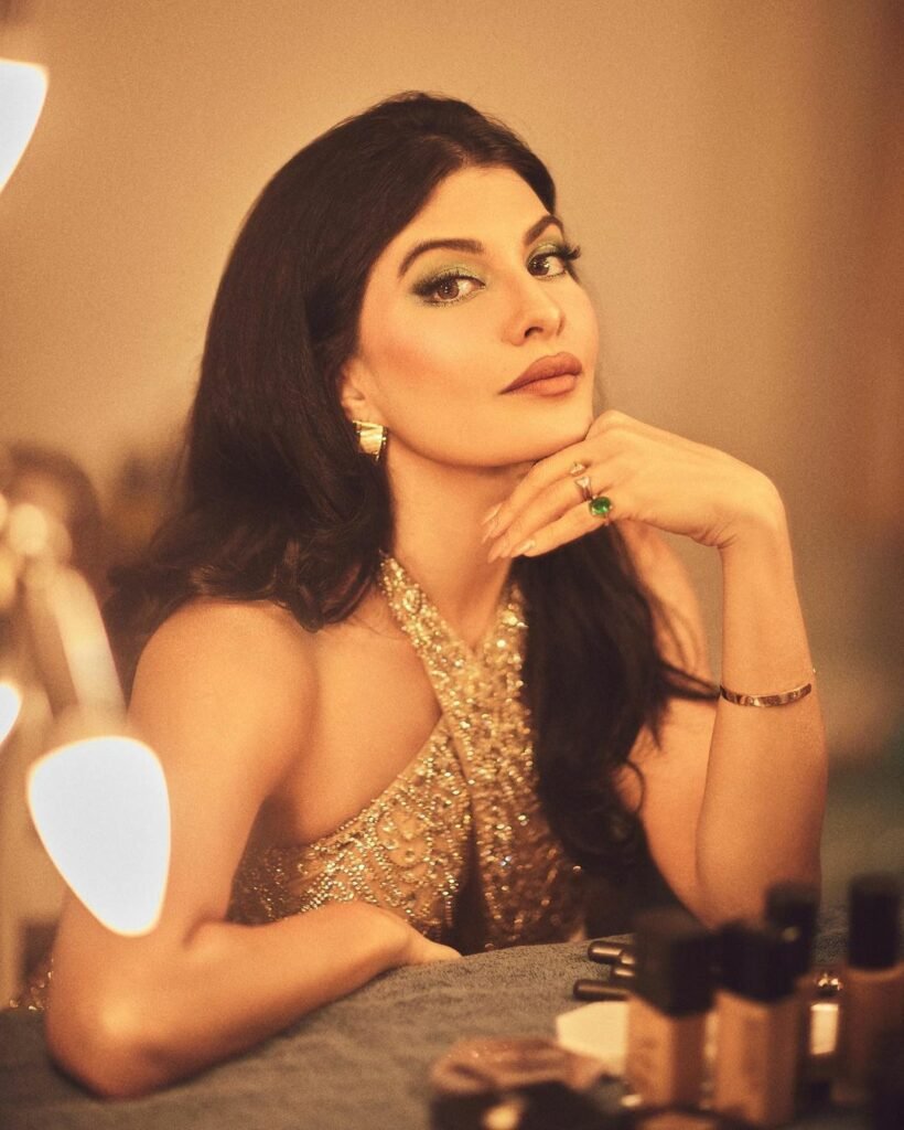 Jacqueline Fernandez : గోల్డెన్ కలర్ డ్రెస్ లో గుబాలిస్తున్న అందాలు..ధగధగా మెరుస్తున్న జాక్వెలిన్ 5 jacqueline-fernandez-glamours-looks-in-golden-gown-going-viral